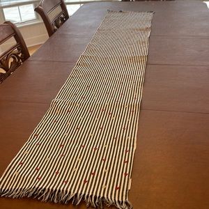 Super cute valentine table runner!